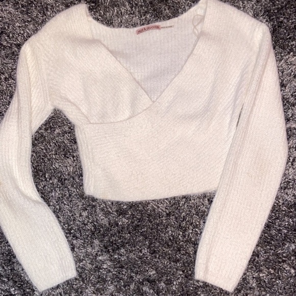 JLUXLABEL Cris Cross Cropped Sweater - Picture 9 of 9